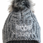 Die perfekte Mütze für deinen Verein, dein Unternehmen oder dein Label! Die Strickmütze „HERO“ ist der Klassiker für kalte Tage. Das oben gezeigte Modell dient als Inspiration: Eine klassische Strickmütze mit Umschlag, edler Logostickerei und einem stylischen Kunstpelz-Bommel.
Designe deine eigene Mütze ganz nach deinen Vorstellungen – bereits in kleiner Stückzahl individuell gefertigt!
Design: 100 % individuell gestaltbar (Farben, Logos, Bommel)
Komfort: Weicher Strick mit warmem Umschlag für optimale Passform
Veredelung: Hochwertiger Direktstick, gewebte Patches oder Laser-Leder-Patches
Die perfekte Mütze für deinen Verein, dein Unternehmen oder dein Label! Die Strickmütze „HERO“ ist der Klassiker für kalte Tage. Das oben gezeigte Modell dient als Inspiration: Eine klassische Strickmütze mit Umschlag, edler Logostickerei und einem stylischen Kunstpelz-Bommel.
Designe deine eigene Mütze ganz nach deinen Vorstellungen – bereits in kleiner Stückzahl individuell gefertigt!
Design: 100 % individuell gestaltbar (Farben, Logos, Bommel)
Komfort: Weicher Strick mit warmem Umschlag für optimale Passform
Veredelung: Hochwertiger Direktstick, gewebte Patches oder Laser-Leder-Patches