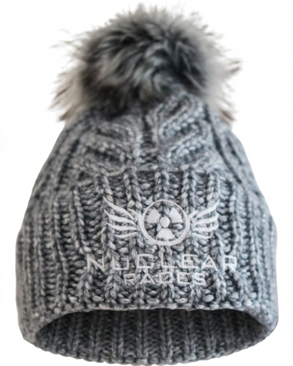 Die perfekte Mütze für deinen Verein, dein Unternehmen oder dein Label! Die Strickmütze „HERO“ ist der Klassiker für kalte Tage. Das oben gezeigte Modell dient als Inspiration: Eine klassische Strickmütze mit Umschlag, edler Logostickerei und einem stylischen Kunstpelz-Bommel.
Designe deine eigene Mütze ganz nach deinen Vorstellungen – bereits in kleiner Stückzahl individuell gefertigt!
Design: 100 % individuell gestaltbar (Farben, Logos, Bommel)
Komfort: Weicher Strick mit warmem Umschlag für optimale Passform
Veredelung: Hochwertiger Direktstick, gewebte Patches oder Laser-Leder-Patches
Die perfekte Mütze für deinen Verein, dein Unternehmen oder dein Label! Die Strickmütze „HERO“ ist der Klassiker für kalte Tage. Das oben gezeigte Modell dient als Inspiration: Eine klassische Strickmütze mit Umschlag, edler Logostickerei und einem stylischen Kunstpelz-Bommel.
Designe deine eigene Mütze ganz nach deinen Vorstellungen – bereits in kleiner Stückzahl individuell gefertigt!
Design: 100 % individuell gestaltbar (Farben, Logos, Bommel)
Komfort: Weicher Strick mit warmem Umschlag für optimale Passform
Veredelung: Hochwertiger Direktstick, gewebte Patches oder Laser-Leder-Patches